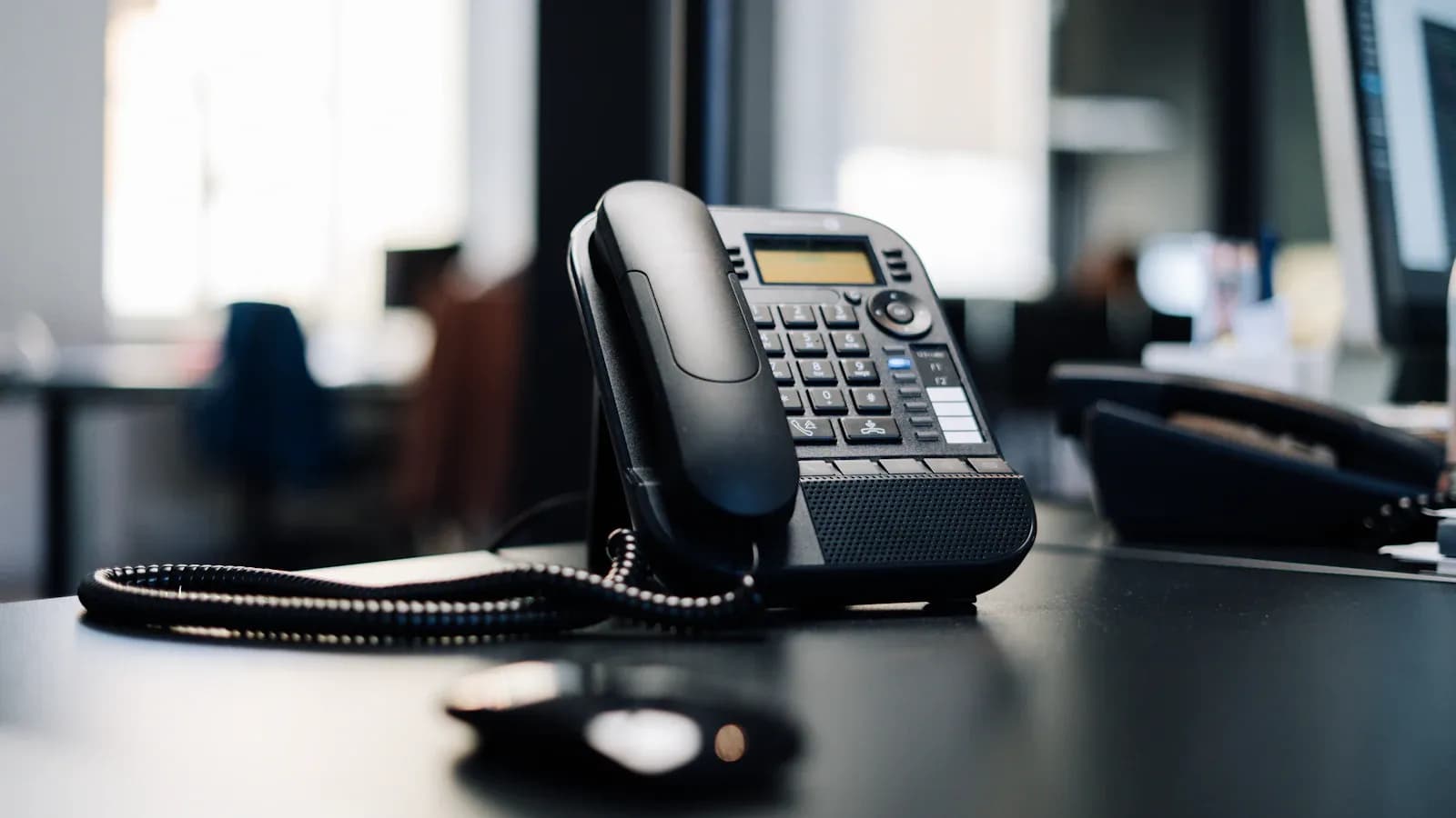 Uredski IP telefon na stolu