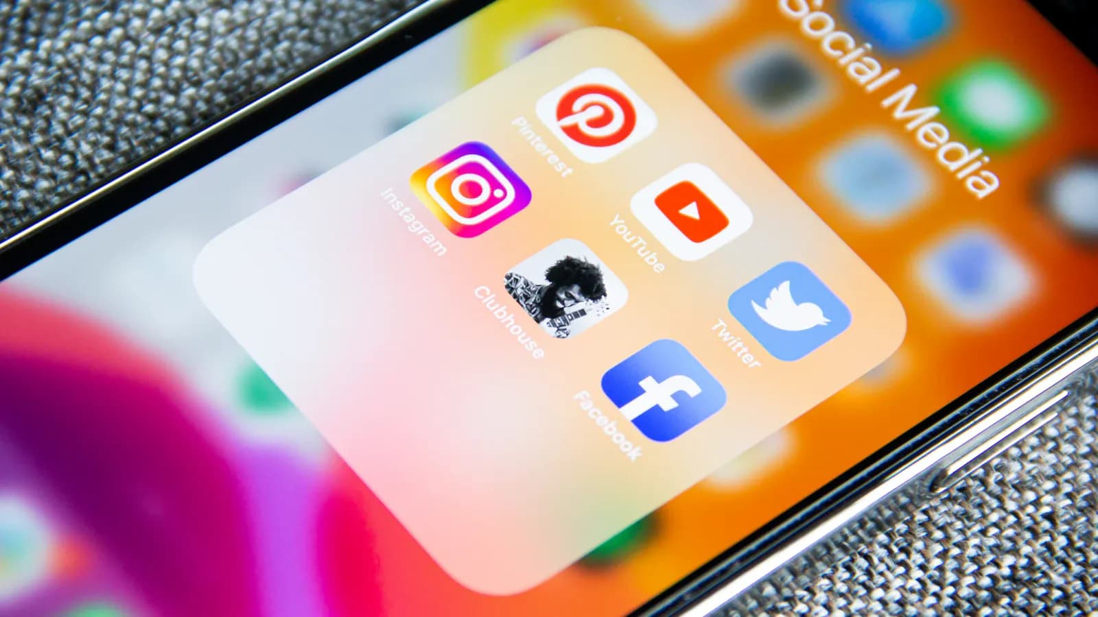 Aplikacije društvenih mreža na zaslonu mobitela