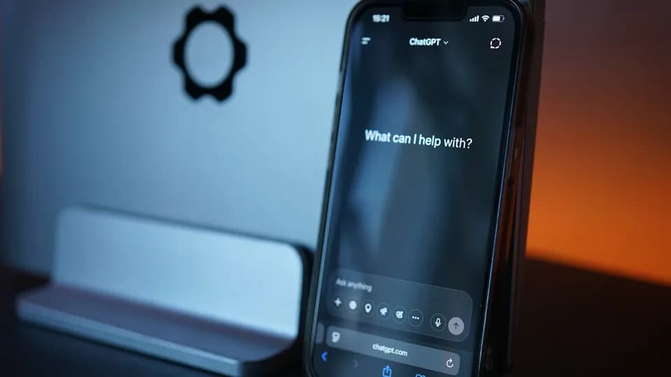 ChatGPT otvoren na pametnom telefonu
